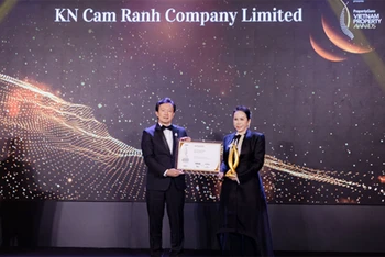 Bà Lê Nữ Thùy Dương, Phó Chủ tịch HĐTV Công ty KN Cam Ranh nhận giải thưởng “Siêu phức hợp” theo mô hình xanh tốt nhất Việt Nam.