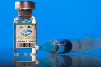 Cơ quan quản lý dược và thực phẩm Hoa Kỳ (FDA) và Cơ quan quản lý dược châu Âu (EMA) đã thông qua hạn sử dụng của vaccine Pfizer từ 6 tháng lên 9 tháng. (Ảnh: Reuters)