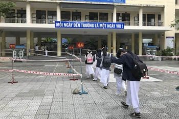 Trường THPT Trần Phú phân luồng đón học sinh trở lại trường học trực tiếp.