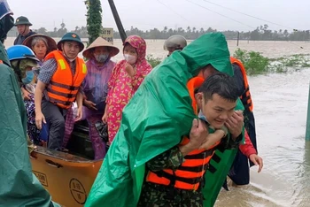 Bình Định khẩn trương chỉ đạo các cơ quan chức năng hỗ trợ người dân khắc phục hậu quả mưa lũ, nhanh chóng ổn định cuộc sống.