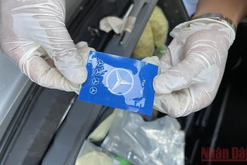 Hàng nghìn gói ma túy trên bao bì in hình biểu tượng Mercedes bị thu giữ.