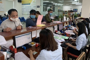 Người lao động đến kê khai hưởng Bảo hiểm thất nghiệp, Bảo hiểm y tế và Bảo hiểm xã hội tại TP Hồ Chí Minh. (Ảnh: TTXVN)