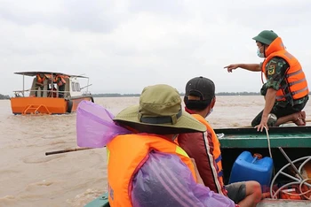 Lực lượng cứu hộ Bộ Chỉ huy quân sự tỉnh Phú Yên tổ chức cứu hộ an toàn những người kẹt lũ trên sông Ba, Phú Yên.