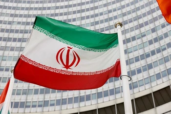 Quốc kỳ Iran tại trụ sở Cơ quan Năng lượng nguyên tử quốc tế (IAEA) ở Vienna, Áo. (Ảnh: Reuters)