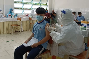 Học sinh tại Thành phố Hồ Chí Minh tiêm vaccine phòng Covid-19.