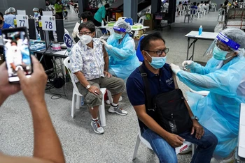 Người dân tiêm vaccine tại Trung tâm tiêm chủng Trung ương đặt trong Nhà ga Bang Sue, Bangkok. (Ảnh: Reuters)
