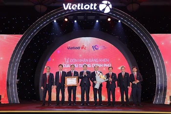 Thứ trưởng Tài chính Nguyễn Đức Chi trao tặng Bằng khen Thủ tướng Chính phủ cho Vietlott