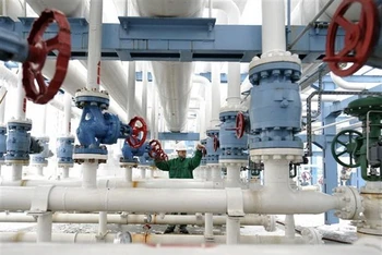 Công nhân kiểm tra hệ thống đường ống dẫn khí đốt tại trung tâm kiểm soát khí tự nhiên ở Hajduszoboszlo, Hungary. (Ảnh: AFP/TTXVN)