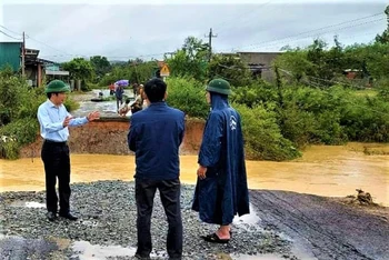 Lãnh đạo UBND huyện Ea Kar kiểm tra, chỉ đạo khắc phục các đoạn đường bị nước lũ cuốn trôi. (Ảnh: CTV)