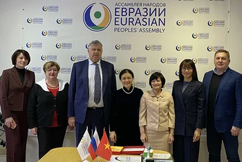 Đoàn đại biểu Liên hiệp các tổ chức hữu nghị Việt Nam (VUFO) làm việc với Hiệp hội nhân dân Á-Âu tại Moscow (Ảnh: QUẾ ANH)