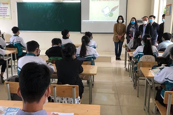 Kiểm tra công tác dạy học, phòng dịch cho khối 9 tại trường THCS Tân Hội, huyện Đan Phượng (Hà Nội).
