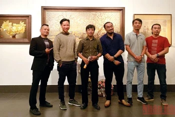 6 họa sĩ nhóm Anh Em tại buổi triển lãm.