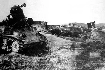 Xe tăng Pháp bị tiêu diệt trong trận Tu Vũ (Chiến dịch Hòa Bình). (Ảnh tư liệu)
