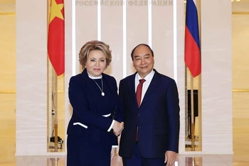 Chủ tịch nước Nguyễn Xuân Phúc gặp Chủ tịch Hội đồng Liên bang Nga Valentina Matvienko. (Ảnh: TTXVN)