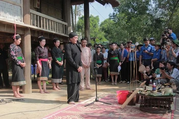 Trình diễn tái hiện Lễ hội mừng tiếng sấm mới của người Ơ Đu tại Làng Văn hóa các dân tộc Việt Nam
