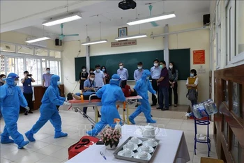 Diễn tập vận hành Trạm Y tế lưu động tại khu đông dân cư Hà Nội. Ảnh TTXVN phát