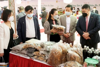 Hàng hóa nông sản Sơn La được giới thiệu tại siêu thị Big C Thăng Long.