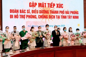 Lãnh đạo thành phố Hải Phòng động viên, tặng quà các bác sĩ, điều dưỡng trước khi lên đường hỗ trợ Tây Ninh chống dịch.
