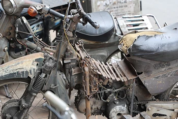 Xe máy “đồng nát” tung hoành trên đường phố Hà Nội