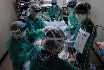 Bệnh nhân Covid-19 được điều trị tại bệnh viện ở Yokohama, Nhật Bản. (Ảnh: TTXVN)