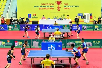 Đúng 19 giờ, hai trận chung kết đôi nam và đôi nữ đã chính thức diễn ra tại Nhà thi đấu Thể dục thể thao tỉnh Quảng Nam.