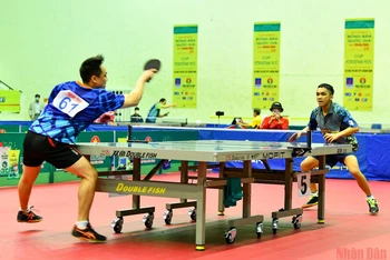 Trận đấu tại vòng 2 nội dung đơn nam giữa Lê Tiến Đạt (trái) và Đinh Anh Hoàng.