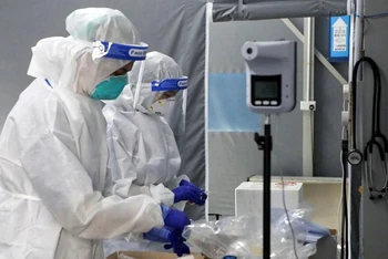Các nhân viên y tế làm việc tại 1 trung tâm xét nghiệm Covid-19 ở Bệnh viện Kuala Lumpur, Malaysia. (Ảnh: Reuters)