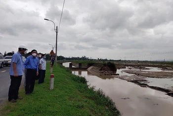 Mưa lũ đã làm cho hệ thống kênh mương của hệ thống thủy nông Đồng Cam, công trình thủy lợi lớn nhất tỉnh Phú Yên bị thiệt hại nặng, cần khắc phục gấp để phục vụ sản xuất đông xuân.