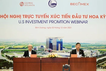 Chủ tịch UBND tỉnh Bình Dương Võ Văn Minh (bên phải) phát biểu ý kiến tại hội nghị.
