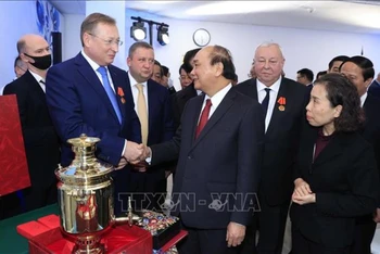 Chủ tịch nước Nguyễn Xuân Phúc thăm công ty Zarubezhneft và gặp gỡ các thế hệ lãnh đạo, chuyên gia trong Liên doanh Vietsovpetro. (Ảnh: Thống Nhất/TTXVN)