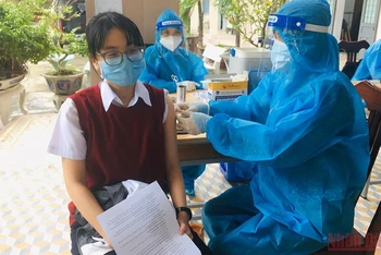 Bình Định triển khai tiêm ngừa Covid-19 cho 509 học sinh khối 12 tại trường THPT Trương Vương (thành phố Quy Nhơn, tỉnh Bình Định).