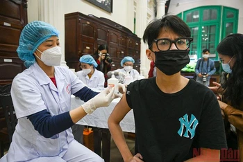 Tiêm vaccine ngừa Covid-19 cho học sinh từ 14 tuổi trở lên tại điểm tiêm Trường Trung học cơ sở Trưng Vương, Hà Nội. Ảnh: DUY LINH
