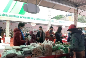 Tuần lễ nông sản Sơn La thu hút người tiêu dùng Hà Nội tham quan mua sắm.