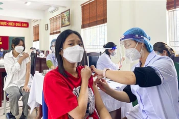 Hà Nội đang đẩy nhanh tiến độ tiêm vaccine cho học sinh để các em sớm trở lại trường học an toàn.