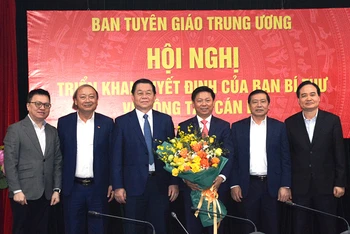 Đồng chí Trần Thanh Lâm (thứ 3, bên phải) nhận nhiệm vụ mới.