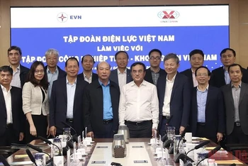 Các đại biểu tại buổi làm việc giữa Tập đoàn Điện lực Việt Nam và Tập đoàn Công nghiệp Than-Khoáng sản Việt Nam. (Ảnh: THANH GIANG)
