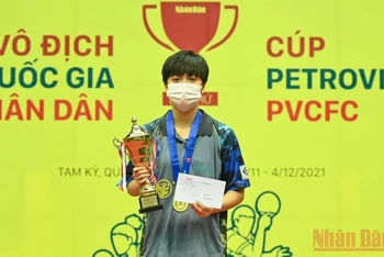 Đương kim vô địch đơn nữ Giải bóng bàn quốc gia Báo Nhân Dân lần thứ 39 Trần Mai Ngọc nâng cao cúp vô địch.