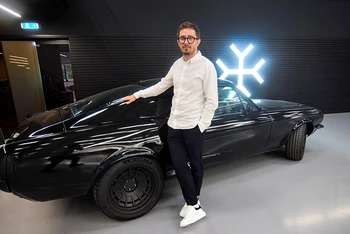 Vadim Shageleev, Giám đốc điều hành của Charge Cars, bên một nguyên mẫu Mustang cổ chạy điện, tại trụ sở chính của công ty ở London (Anh) tháng 11/2021. (Ảnh: Reuters)
