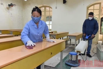 Trường THPT Việt Đức khẩn trương vệ sinh, khử khuẩn phòng học, bàn ghế... để đón học sinh đi học trực tiếp vào ngày 6/12.