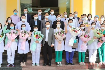 Đoàn y bác sĩ thành phố Hải Phòng lên đường vào Tây Ninh.