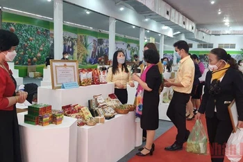 Gian hàng bày bán sản phẩm OCOP Hà Nội được người tiêu dùng Thủ đô quan tâm mua sắm (Ảnh: PHÚC LÂM)