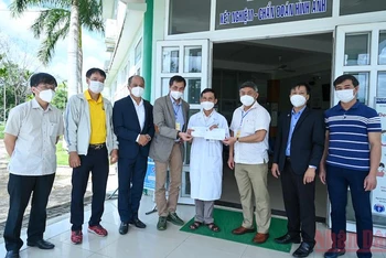 Ban Tổ chức giải trao quà tặng vận động viên Ngô Thị Ngân qua các bác sĩ Bệnh viện Y học cổ truyền Quảng Nam.