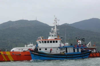 Tàu SAR 412 cứu nạn thành công 11 ngư dân và hỗ trợ lai dắt tàu cá bị nạn về đất liền an toàn. (Ảnh: Trung tâm II cung cấp)