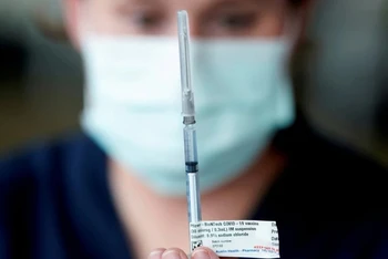 Nhân viên y tế chuẩn bị 1 liều vaccine phòng Covid-19 của Pfizer ở Melbourne, bang Victoria, Australia. (Ảnh: Reuters)