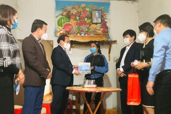 Lãnh đạo Bệnh viện Trung ương Thái Nguyên tặng thẻ bảo hiểm y tế cho bà Nông Thị Kim Dung, ở tổ dân phố Đồng Trũng, thị trấn Hùng Sơn, huyện Đại Từ (Thái Nguyên).