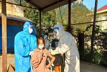 Tiêm vaccine cho trẻ từ 12-15 tuổi ở huyện Lâm Bình.