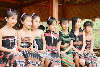 Những em bé dân tộc Cơ Tu trong trang phục truyền thống.