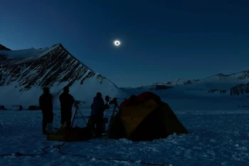 Các nhà khoa học Chile và Mỹ nhìn nhật thực toàn phần từ sông băng Union ở Nam Cực vào ngày 4/12. Ảnh: FELIPE TRUEBA/Imagen Chile.