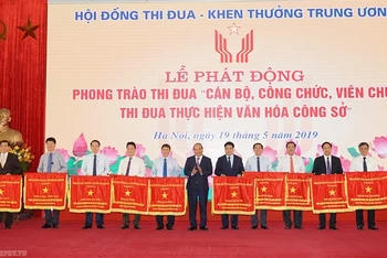 Ngày 9/5/2019, Thủ tướng Nguyễn Xuân Phúc trao Cờ thi đua của Chính phủ cho các địa phương. (Ảnh VGP)