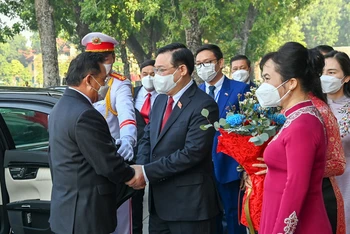 Chủ tịch Quốc hội Vương Đình Huệ và Phu nhân đón Chủ tịch Quốc hội Lào và Phu nhân. (Ảnh: DUY LINH)